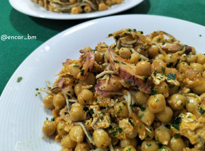 Foto principal de Garbanzos con revuelto de pulpo y gulas