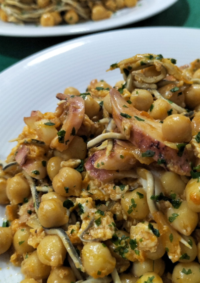 Una foto de Garbanzos con revuelto de pulpo y gulas