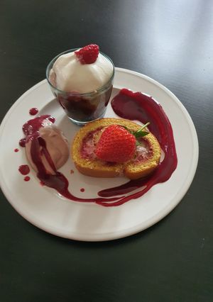 Une photo de Roulé moelleux à la crème de framboise/fraises et sa chantilly