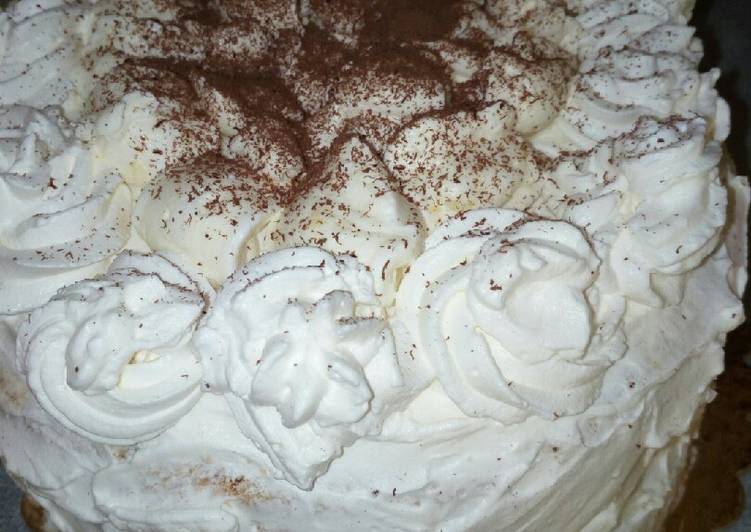Pan di Spagna con crema diplomatica e chantilly