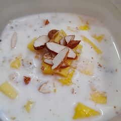 A picture of Oats Chia Mango Pudding.