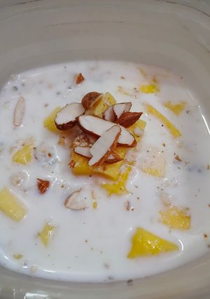 A picture of Oats Chia Mango Pudding.