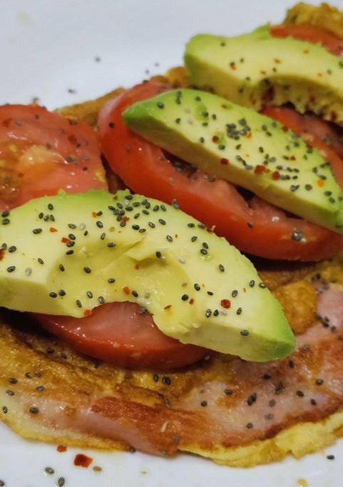Una foto de Tortilla de verduras rellena de jamón y queso