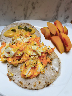 Una foto de Desayuno fácil: Huevos estrellados 🍳 con arepa asada y queso de almendra