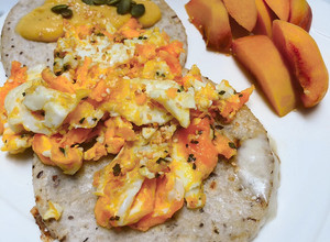 Una foto de Desayuno fácil: Huevos estrellados 🍳 con arepa asada y queso de almendra