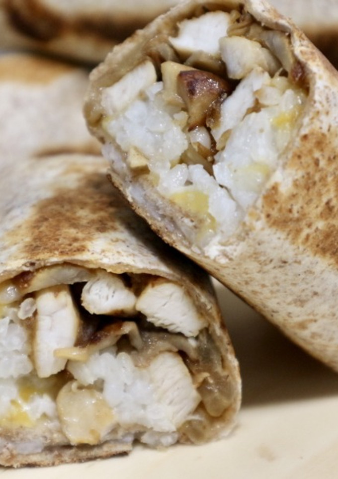 Una foto de Burritos de pollo, arroz y queso