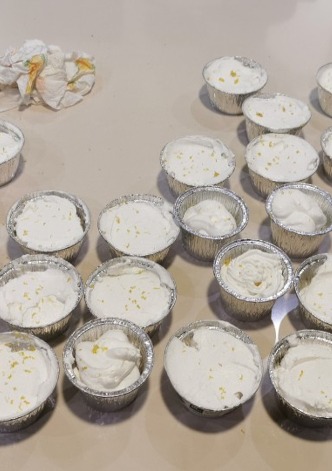 Una foto de Mousse de limón, para estod días de calor ☺️☺️