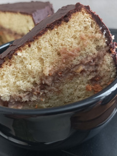 Una foto de Panetela o bizcocho casero cubierto de chocolate