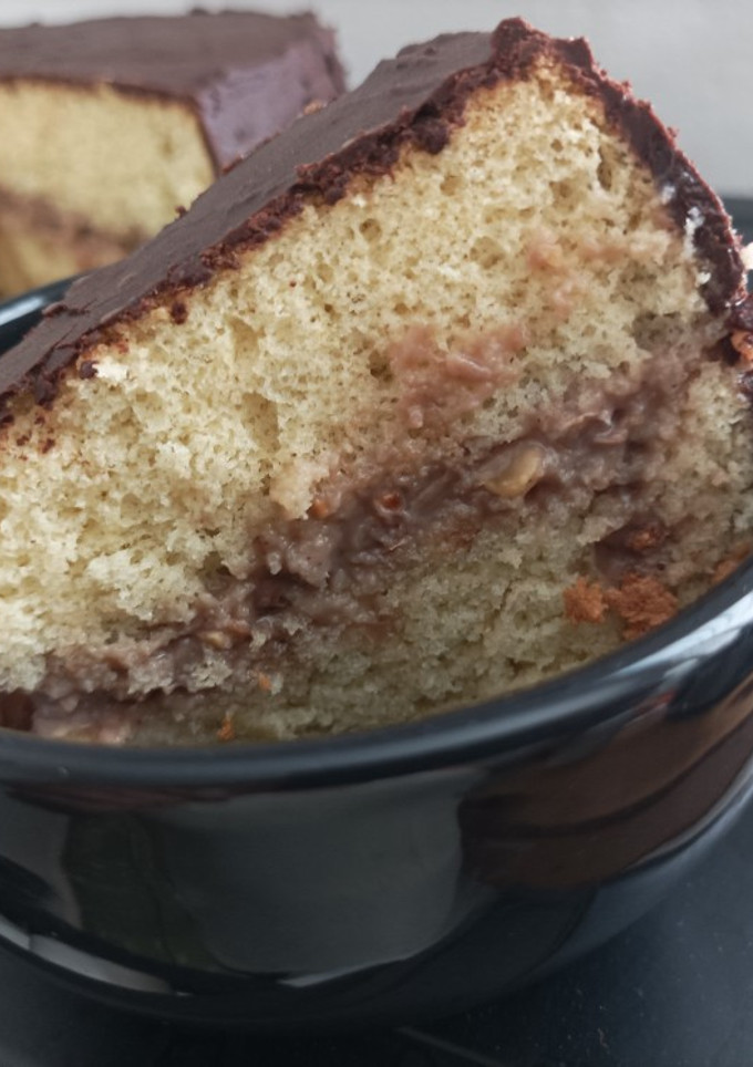 Una foto de Panetela o bizcocho casero cubierto de chocolate