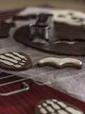 Galletas de chocolate y almendra Sin Gluten hechas con cortador de esqueleto para Halloween