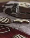 Galletas de chocolate y almendra Sin Gluten hechas con cortador de esqueleto para Halloween