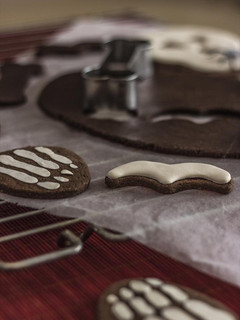 Una foto de Galletas de chocolate y almendra Sin Gluten hechas con cortador de esqueleto para Halloween