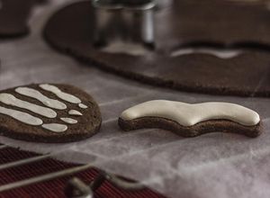 Una foto de Galletas de chocolate y almendra Sin Gluten hechas con cortador de esqueleto para Halloween