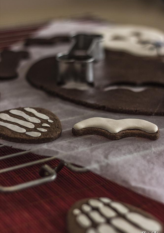 Una foto de Galletas de chocolate y almendra Sin Gluten hechas con cortador de esqueleto para Halloween