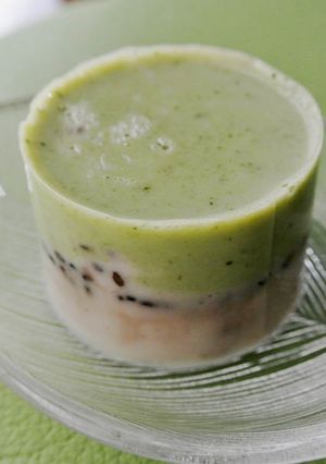 Une photo de Kanten du lait, Matcha et sésames