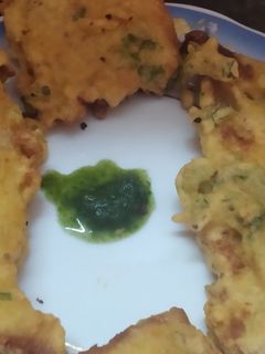 ब्रेड पकौड़ा (bread pakoda recipe in Hindi) रेसिपी मुख्य फोटो
