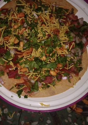 ખાખરા ચાટ (Khakhra Chaat Recipe In Gujarati) રેસીપી મુખ્ય ફોટો