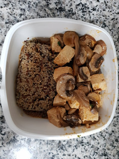 Una foto de Tofu marinado con setas
