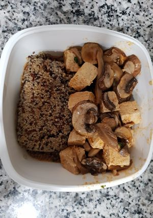 Una foto de Tofu marinado con setas