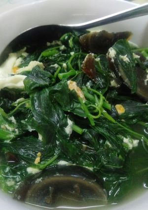 Foto resep Sup bayam dengan telur asin dan telur hitam