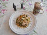 Una foto de pollo en cacahuate con chiles