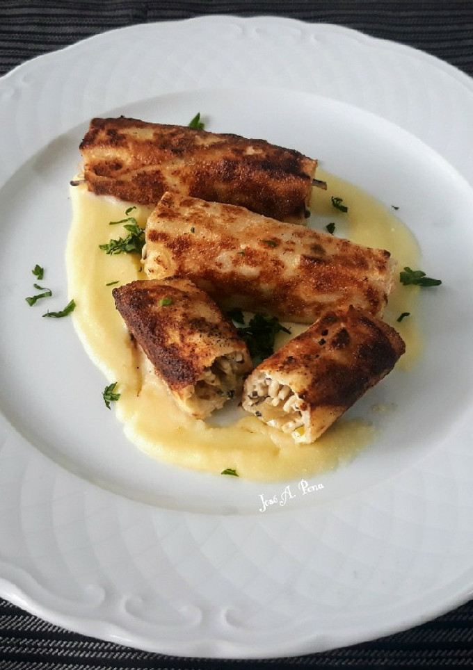 Una foto de Rollitos de salmón y anguriñas sobre parmentier