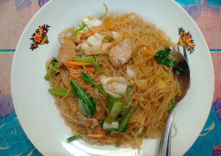 Proses meracik Bihun goreng bakso yang Enak Banget