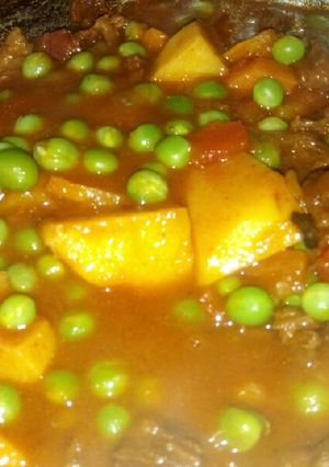 A picture of Green peas beef curry.