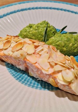 Foto di Salmone in crosta di mandorle e guacamole🐟🥑