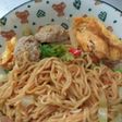 Indomie goreng pakek pentol dan dadar telur