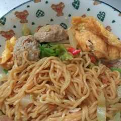 รูปของ Indomie goreng pakek pentol dan dadar telur