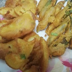 A picture of Mirchi bhajji and aloo bhajji.