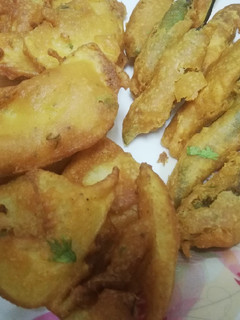 A picture of Mirchi bhajji and aloo bhajji.