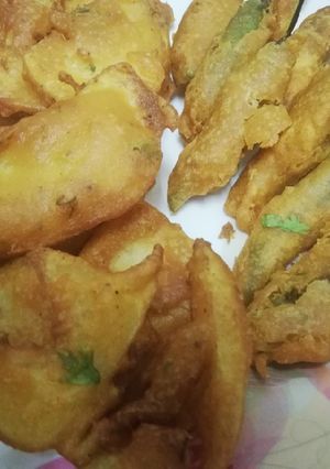 A picture of Mirchi bhajji and aloo bhajji.