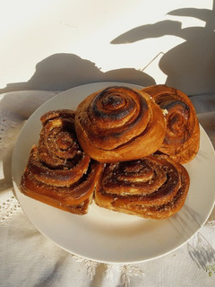 Una foto de • rollos de canela •