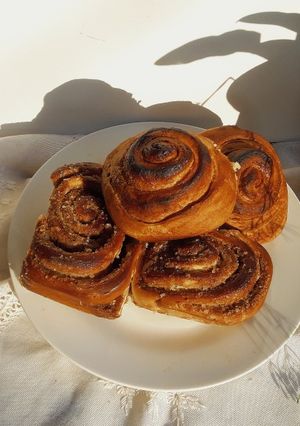 Una foto de • rollos de canela •