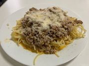 Una foto de salsa bolognesa con albahaca