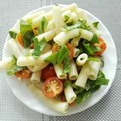 Una foto de Ensalada de pasta, Tomate y Espinaca