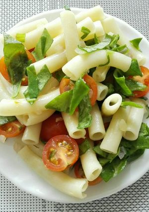 Una foto de Ensalada de pasta, Tomate y Espinaca