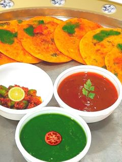 બેસન બેબી ઉત્તપમ (Besan Baby Uttapam Recipe In Gujarati) રેસીપી મુખ્ય ફોટો