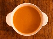 Una foto de sopa de zapallo y puerro