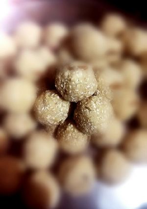 A picture of Til mawa ke ladoo.