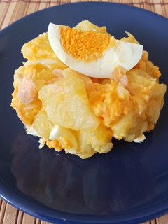 Una foto de Ensalada de patata, salmón y huevo