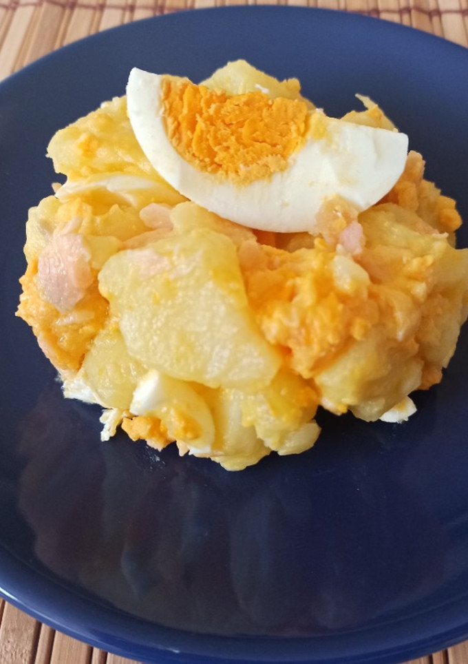 Una foto de Ensalada de patata, salmón y huevo