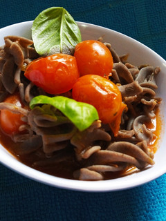 Una foto de Fusilli negros en salsa de cherrys, albahaca y ajo 🍝 (sin gluten y vegano)