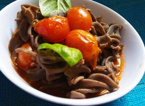 Una foto de Fusilli negros en salsa de cherrys, albahaca y ajo 🍝 (sin gluten y vegano)