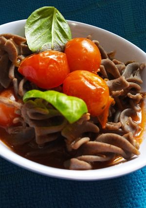 Una foto de Fusilli negros en salsa de cherrys, albahaca y ajo 🍝 (sin gluten y vegano)