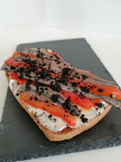 Una foto de Tosta de pimientos asados y anchoas
