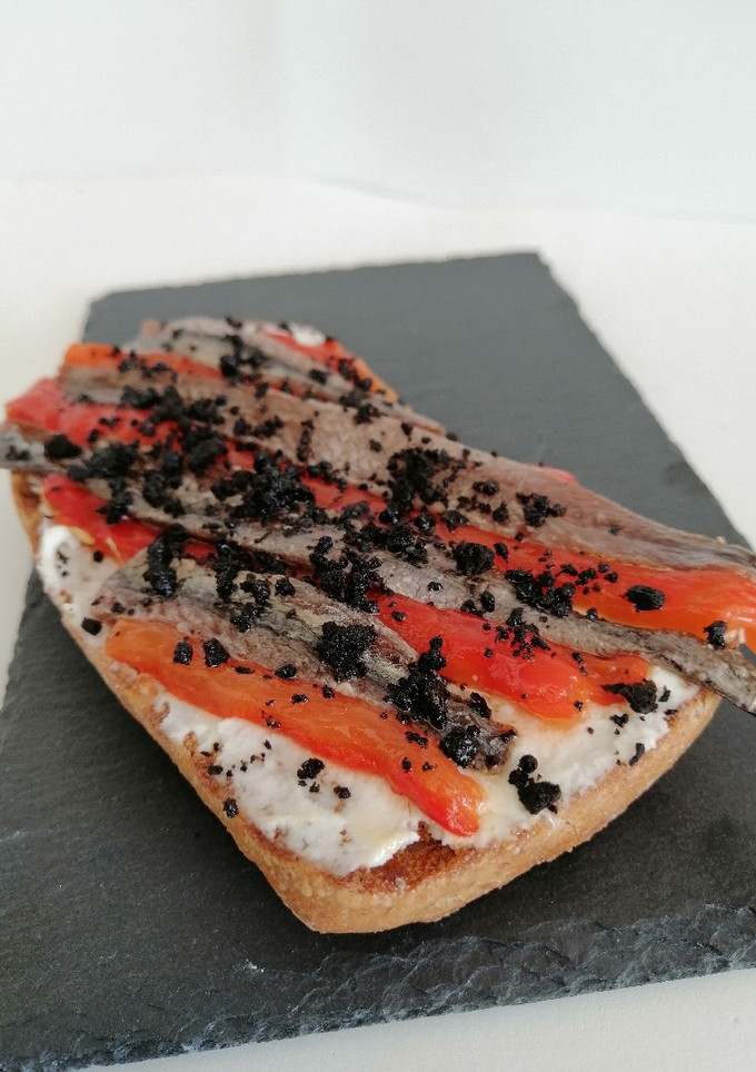 Una foto de Tosta de pimientos asados y anchoas