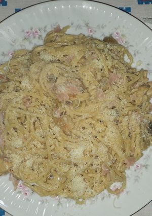 Una foto de Pasta con salsa de champiñones, pollo, jamón y crema 😍